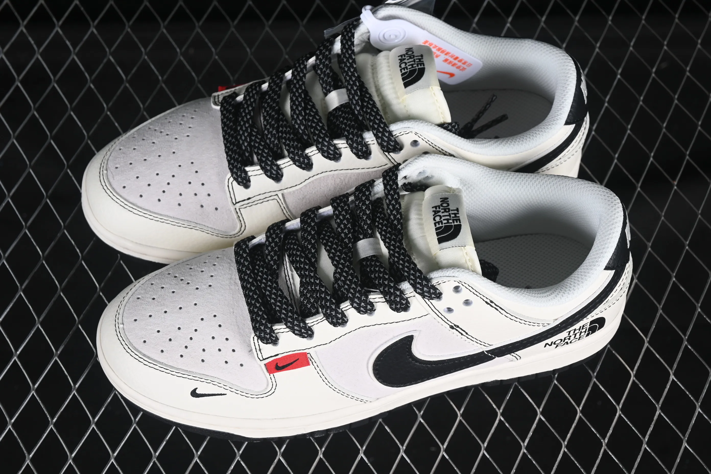 All Categories Nk SB Dunk Series Nk SB Dunk Low High-end Customized Low-top Shoes Nike SB Dunk Low North Face Co-branded Beige and Black Little Red Label Low-top Casual Sports Skateboard Shoes BB7518-016